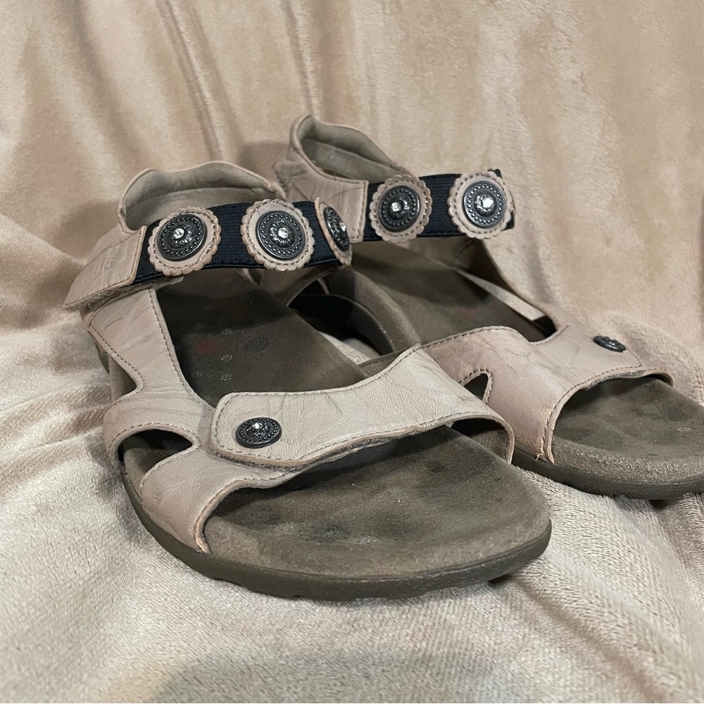 Taos Footwear Eden 2 Beige and Black Leather Comfort Sandals.